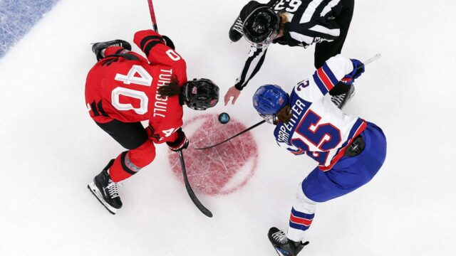 Finále o zlato v hokeji žien USA a Kanady na olympijských hrách v Miláne Cortina
