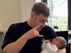 Footy star a jeho očarujúca manželka konečne odhalili VEĽMI nezvyčajné meno svojej dcéry po tom, čo ho udržali v tajnosti Hudobná hviezda Max King a jeho očarujúca manželka prezradili meno svojej dcéry po tom, čo sa narodila na Silvestra.