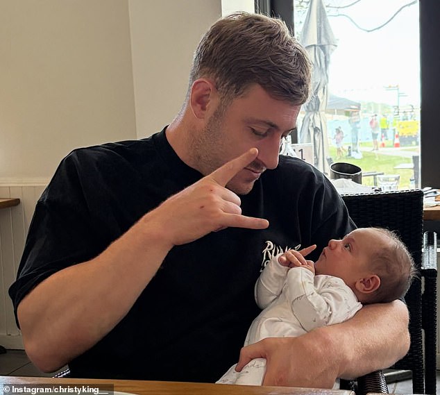 Footy star a jeho očarujúca manželka konečne odhalili VEĽMI nezvyčajné Hudobná hviezda Max King a jeho očarujúca manželka prezradili meno svojej dcéry po tom, čo sa narodila na Silvestra.