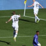 Brankár Wellingtonu Phoenix Josh Oluwayemi (vpravo dole) sa stal virálnym po tom, čo v sobotu urobil ohromujúcu chybu pri prehre jeho tímu s Aucklandom 5:0.