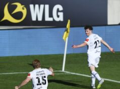 Footy star sa stal virálom pre jednu z najhorších chýb, aké austrálsky šport za posledné roky zažil – potom jeho tréner len pár minút nato skončil Brankár Wellingtonu Phoenix Josh Oluwayemi (vpravo dole) sa stal virálnym po tom, čo v sobotu urobil ohromujúcu chybu pri prehre jeho tímu s Aucklandom 5:0.