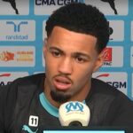 Anglický útočník Marseille #07 Ethan Nwaneri (L) bojuje o loptu s poľským stredopoliarom Rennes #10 Sebastianom Szymanskim počas osemfinále Francúzskeho pohára medzi Olympique de Marseille (OM) a Stade Rennais