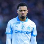 Ethan Nwaneri z Olympique de Marseille sa pozerá na zápas McDonald's Ligue 1 medzi Paris FC a Olympique de Marseille.