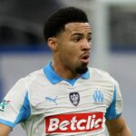 Ethan Nwaneri z Olympique de Marseille na lopte počas zápasu Francúzskeho pohára medzi Olympique de Marseille a Stade Rennais