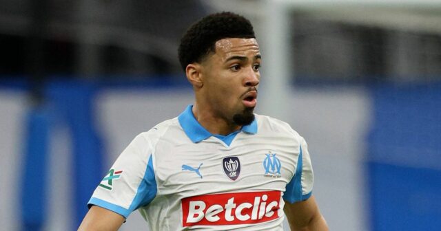 Ethan Nwaneri z Olympique de Marseille na lopte počas zápasu Francúzskeho pohára medzi Olympique de Marseille a Stade Rennais