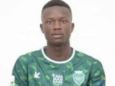 Futbalista, 25, zomrel po kolapse na ihrisku počas debutu, keď legenda Prem vzdáva hold Youssou Diouf