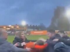 Futbalista „BRÁVA s fanúšikmi“ a „tréner bije opozičného hráča“ v šokujúcich scénach, keď polícia začína vyšetrovanie Zdá sa, že hráč Bilston Town sa v sobotu večer zaplietol do bitky s fanúšikmi