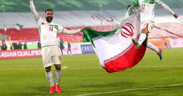 Futbalisti, na ktorých sa zamerali úrady v Iráne. Amir Ghaderzadeh a Mohammed Hossein Hosseini.