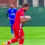 Futbalová kombinéza zrazu skončila, pretože hráč vykonáva resuscitáciu z úst do úst, aby zachránil čajku|Futbal|Športová aktivita