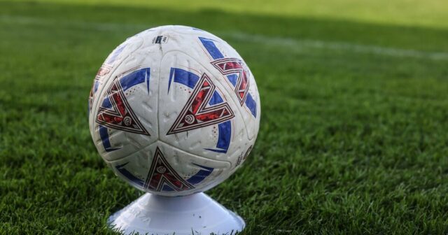 Futbalový klub obvinený zo zaplavenia vlastného ihriska postrekovačmi trávnika s cieľom získať oblek prerušený|Futbal|Športová aktivita 
