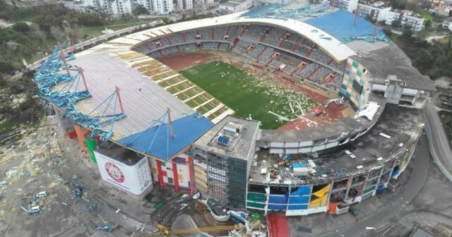 Letecký záber poškodeného štadióna