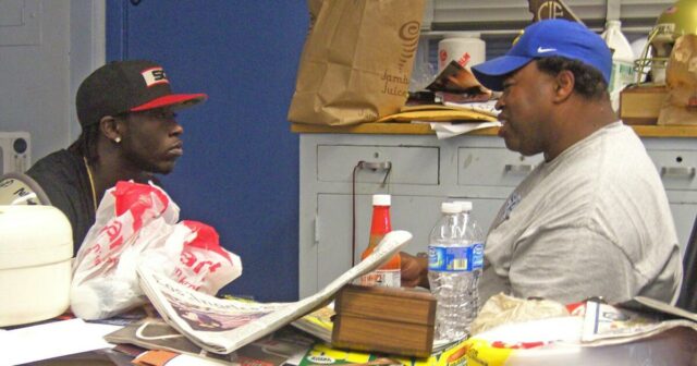 Futbalový tréner Robert Garrett naďalej chýba v akcii na Crenshaw Futbalový tréner Robert Garrett naďalej chýba v akcii na Crenshaw High