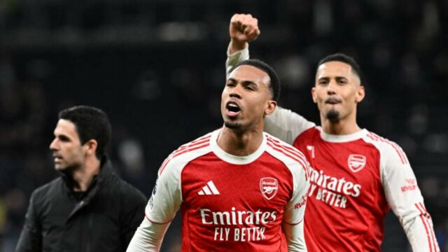Gabriel Magalhaes trolluje Richarlisona po tom, čo Arsenal rozbil Spurs 4:1 v derby v severnom Londýne

