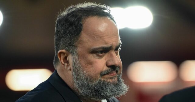 Majiteľ Nottingham Forest, Evangelos Marinakis, je prítomný počas zápasu Premier League medzi Nottingham Forest a Arsenal na City Ground v Nottinghame v Anglicku 17. januára 2026. (Foto: Jon Hobley/MI News/NurPhoto cez Getty Images)