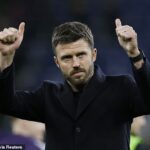 Gary Neville je presvedčený, že Michael Carrick (uprostred) by nemal dostať prácu Man United na plný úväzok