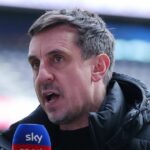 LONDÝN, ANGLICKO - 22. FEBRUÁRA: Odborník Sky Sports Gary Neville hovorí pre Sky Sports News pred zápasom Premier League medzi Tottenhamom Hotspur a Arsenalom na štadióne Tottenham Hotspur 22. februára 2026 v Londýne v Anglicku. (Foto: James Gill – Danehouse/Getty Images)