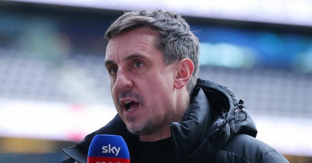LONDÝN, ANGLICKO - 22. FEBRUÁRA: Odborník Sky Sports Gary Neville hovorí pre Sky Sports News pred zápasom Premier League medzi Tottenhamom Hotspur a Arsenalom na štadióne Tottenham Hotspur 22. februára 2026 v Londýne v Anglicku. (Foto: James Gill – Danehouse/Getty Images)