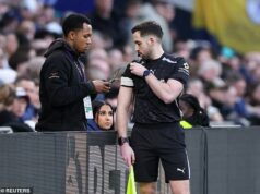 Gary Neville sa dymí pri „absolútnom nezmyselnom“ ŠESŤMInútovom meškaní v derby v severnom Londýne po fraškovitej technologickej poruche V severolondýnskom derby došlo k šesťminútovému meškaniu, keďže asistent rozhodcu Blake Antrobus mal opravený komunikačný systém