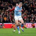 Dominik Szoboszlai stiahol Erlinga Haalanda, keď sa dvojica hnala po strele Rayana Cherkiho.