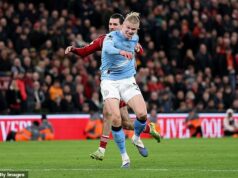 Gary Neville sa vzteká ako „killjoy“ VAR neuznal gól Man City v chaotickom finále proti Liverpoolu po bizarnom incidente s Domminkom Szoboszlaiom a Erlingom Haalandom Dominik Szoboszlai stiahol Erlinga Haalanda, keď sa dvojica hnala po strele Rayana Cherkiho.