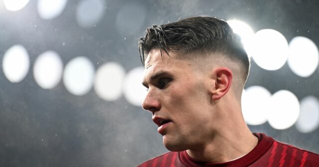 Gary Neville ukazuje prstom na Viktora Gyokeresa a spoluhráčov z Útočník Arsenalu Viktor Gyokeres