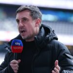 Gary Neville hovorí do mikrofónu