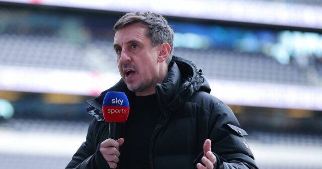 Gary Neville hovorí do mikrofónu
