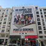 Zdá sa, že Gerard Pique zosmiešňuje manažéra Realu Madrid sloganom na transparente v Madride