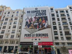 Gerard Pique mieri brutálnym kopaním do starého rivala El Clasica Alvara Arbeloa, keď v centre Madridu zobrazuje drzý transparent a necháva legendu Realu Ikera Casillasa v stehoch Zdá sa, že Gerard Pique zosmiešňuje manažéra Realu Madrid sloganom na transparente v Madride