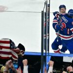 Quinn Hughes oslavuje v stredu v Miláne víťaza zápasu proti Švédsku