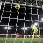 Gianluigi Donnarumma z Manchestru City sa sotva pohne, keď sa priamy kop Dominika Szoboszlaia premietol do siete, ale lopta Puma, ktorá bola prinesená pre túto sezónu, vybočuje viac?