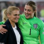 Mary Earpsová priznala, že ľutuje pasáže vo svojej autobiografii, ktoré podľa všetkého preukazujú nedostatok rešpektu voči jej bývalej manažérke Anglicka Sarine Wiegmanovej.