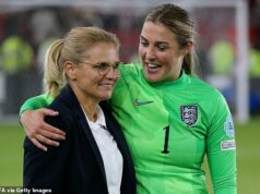 Groveling Mary Earps sa ospravedlňuje za výbušnú tirádu Hannah Hamptonovej a Sariny Wiegmanovej v kontroverznej novej knihe – a odhaľuje osobný rozhovor, ktorý mala so šéfom levíc po vykopávaní „preferenčného zaobchádzania“. Mary Earpsová priznala, že ľutuje pasáže vo svojej autobiografii, ktoré podľa všetkého preukazujú nedostatok rešpektu voči jej bývalej manažérke Anglicka Sarine Wiegmanovej.