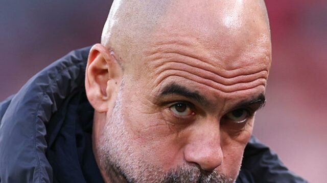 Guardiola z Man City krčí plecami nad špekuláciami o titule a žiada väčšiu konzistenciu
