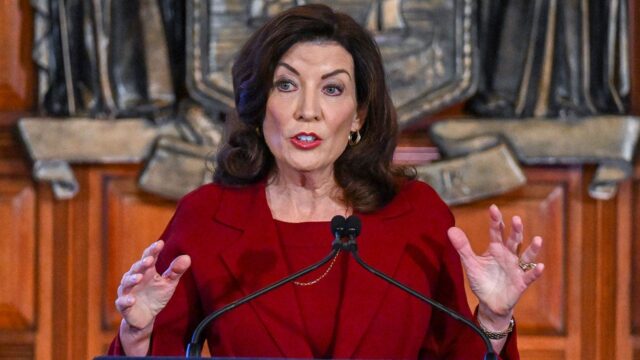 Guvernérka Kathy Hochul povolila skoré otvorenie baru pre olympijský hokej Guvernérka Kathy Hochul povolila skoré otvorenie baru pre olympijský hokej uprostred fujavice