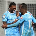 Frank Lampard pred fanúšikmi Coventry usporiada svoju obvyklú oslavu troch úderov (Getty Images)