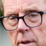 SUNBURY, ANGLICKO - 24. NOVEMBRA: Harry Redknapp pózuje na dostihovej dráhe Kempton Park 24. novembra 2025 v Sunbury v Anglicku. (Foto: Alan Crowhurst/Getty Images)