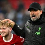 Harvey Elliott z Liverpoolu je objatý Jurgenom Kloppom, manažérom Liverpoolu, po remíze v zápase Premier League medzi Liverpool FC a Manchester City na Anfielde.