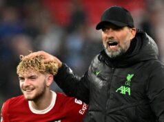 Harvey Elliott z Jurgena Kloppa ľutuje po rozhodnutí Arneho Slotu a nádej Liverpoolu sa rozplynula Harvey Elliott z Liverpoolu je objatý Jurgenom Kloppom, manažérom Liverpoolu, po remíze v zápase Premier League medzi Liverpool FC a Manchester City na Anfielde.