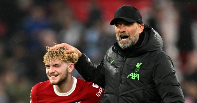 Harvey Elliott z Liverpoolu je objatý Jurgenom Kloppom, manažérom Liverpoolu, po remíze v zápase Premier League medzi Liverpool FC a Manchester City na Anfielde.