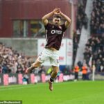 Claudio Braga oslavuje svoj gól pri víťazstve Hearts 1:0 nad Aberdeenom na ihrisku Tynecastle