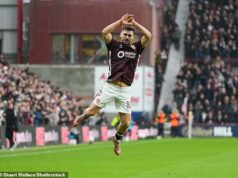 Hearts zrušili cestu do Dubaja pre nepokoje na Blízkom východe Claudio Braga oslavuje svoj gól pri víťazstve Hearts 1:0 nad Aberdeenom na ihrisku Tynecastle