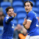 Rubin Colwill oslavuje víťazstvo s fanúšikmi Cardiffu