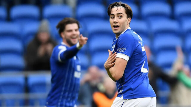 Rubin Colwill oslavuje víťazstvo s fanúšikmi Cardiffu