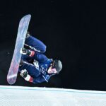 Todd Richards z NBC bol prichytený, ako horúcim mikrofónom opisuje finále mužského olympijského snoubordingu (na obrázku) ako „také nudné“.