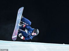 Hlásateľ NBC zachytený v trápnom horúcom mikrofóne počas živého televízneho prenosu zimných olympijských hier Todd Richards z NBC bol prichytený, ako horúcim mikrofónom opisuje finále mužského olympijského snoubordingu (na obrázku) ako „také nudné“.