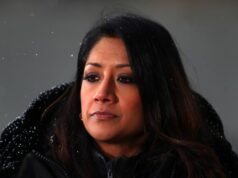 Hnev Reshmin Chowdhuryovej na správanie kolegov z BBC pred zápasom dňa Reshmin Chowdhury a Karen Carney počas zápasu Barclays FA Women's Super League medzi Arsenal Women a Manchester City Women v Meadow Parku