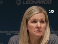 Hnevá prezidentka olympijských hier Kirsty Coventry sa vyhráža svojmu šéfovi PR vo výške 420 000 libier ročne prepustením na tlačovej konferencii po tom, čo bola zaslepená otázkami o obavách Nemecka z usporiadania hier na výročie nacizmu. Prezidentka MOV Coventry pohrozila prepustením členov svojho tímu po tom, čo ju na tlačovej konferencii opakovane zaslepovali otázkami novinárov, o ktorých povedala, že „nevedela“.