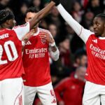 Noni Madueke z Arsenalu oslavuje strelenie prvého gólu svojho tímu so spoluhráčom Eberechim Ezem počas zápasu štvrtého kola Emirates FA Cup medzi Arsenalom a Wiganom.