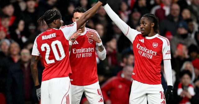 Hodnotenie hráčov Arsenalu verzus Wigan ako hviezda 9/10 imponuje pri Noni Madueke z Arsenalu oslavuje strelenie prvého gólu svojho tímu so spoluhráčom Eberechim Ezem počas zápasu štvrtého kola Emirates FA Cup medzi Arsenalom a Wiganom.